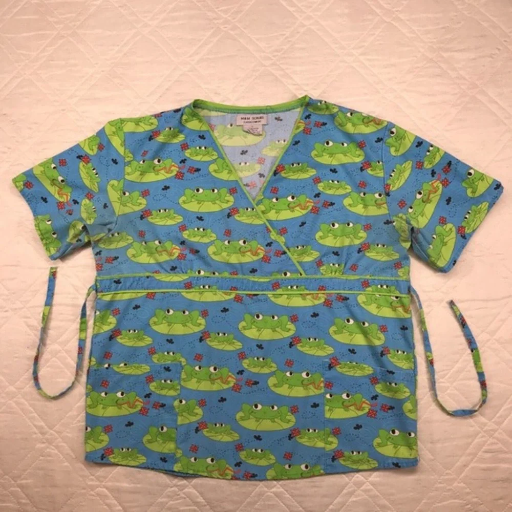 M&M frog on a lilypad scrub top‎ size L